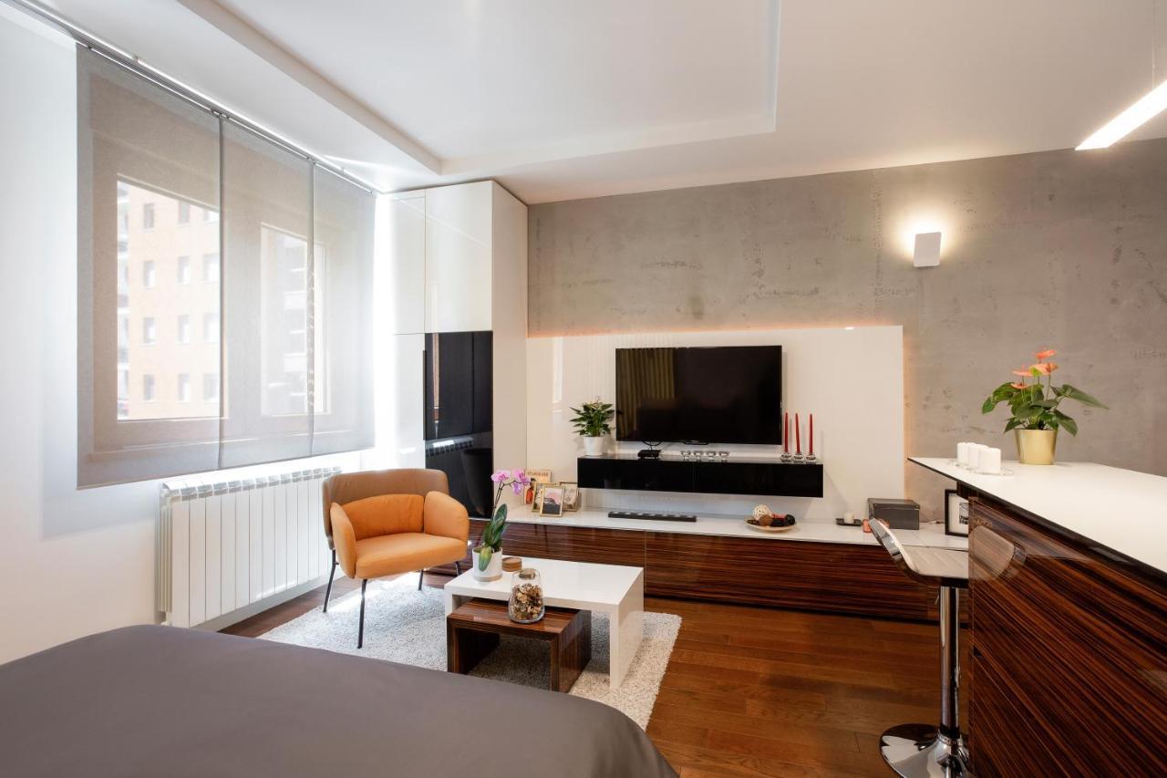 Apartment Leo Modern Urban Stay, Self Check-in, Free Garage Belgrade