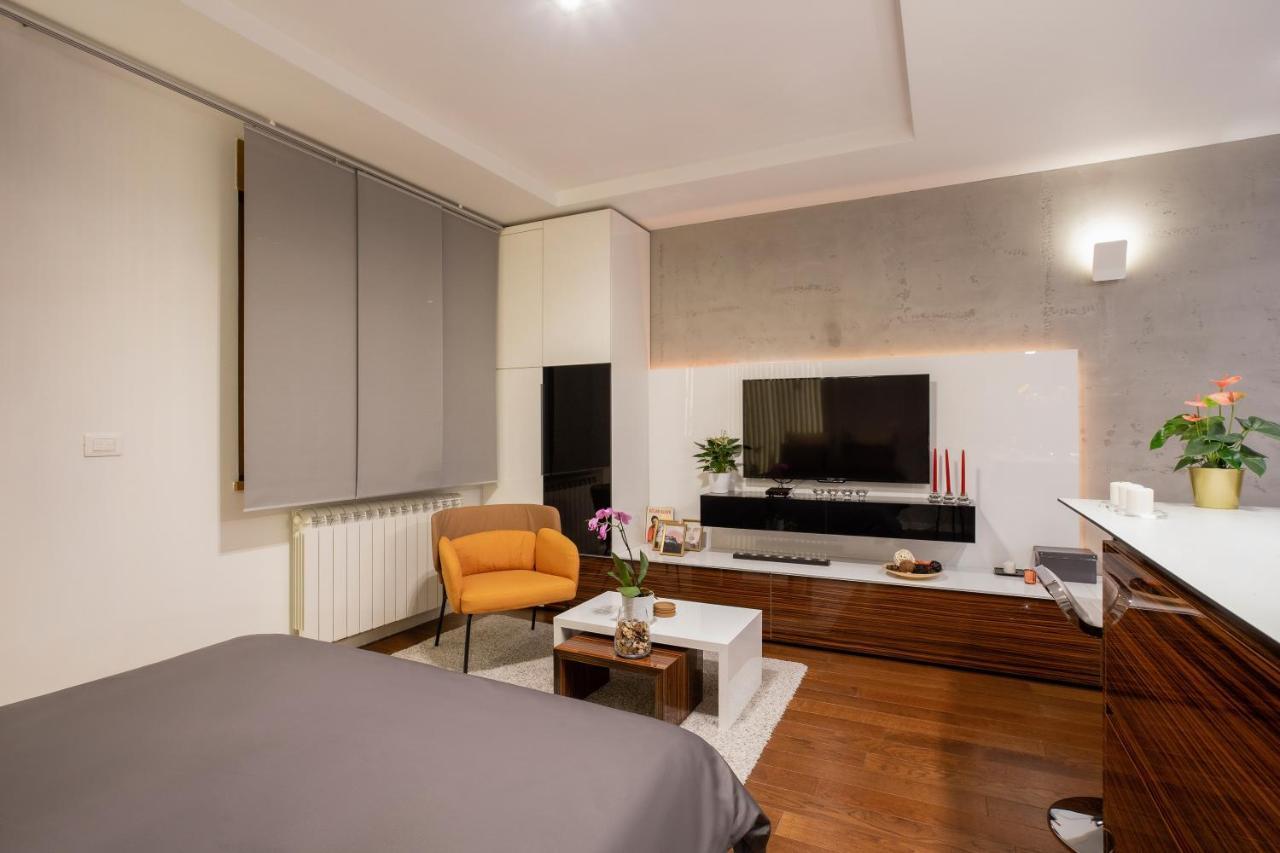 Leo Modern Urban Stay, Self Check-in, Free Garage Apartment *