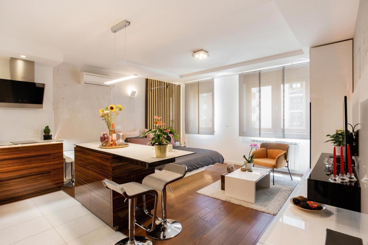 Leo Modern Urban Stay, Self Check-in, Free Garage Apartment Belgrade